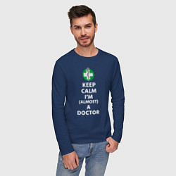 Лонгслив хлопковый мужской Keep calm I??m a doctor, цвет: тёмно-синий — фото 2