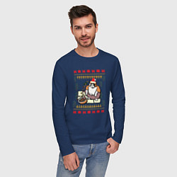 Лонгслив хлопковый мужской Рождественский свитер Котик с колечками, цвет: тёмно-синий — фото 2