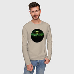 Лонгслив хлопковый мужской НЛО в тёмном лесу, цвет: миндальный — фото 2