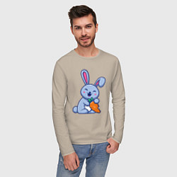 Лонгслив хлопковый мужской Радостный кролик с морковкой, цвет: миндальный — фото 2