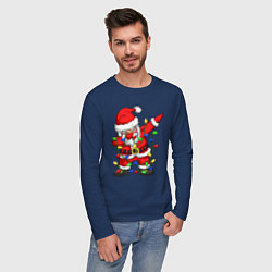 Лонгслив хлопковый мужской Санта Клаус и гирлянда, цвет: тёмно-синий — фото 2