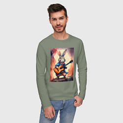 Лонгслив хлопковый мужской Милый романтичный кролик c гитарой, цвет: авокадо — фото 2