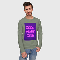 Лонгслив хлопковый мужской Неоновая надпись good vibes only и кирпичная стена, цвет: авокадо — фото 2