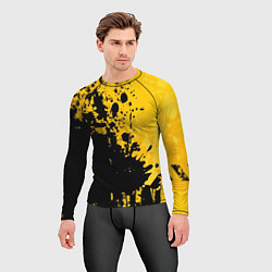 Рашгард мужской Пятна черной краски на желтом фоне, цвет: 3D-принт — фото 2