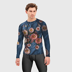 Рашгард мужской Хризантемы на джинсе, цвет: 3D-принт — фото 2