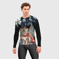 Рашгард мужской Новогодний котик у ёлок в шарфе горы в снежинках, цвет: 3D-принт — фото 2
