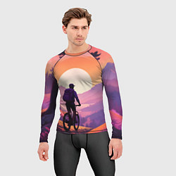 Рашгард мужской Велосипедист в малиновом закате, цвет: 3D-принт — фото 2