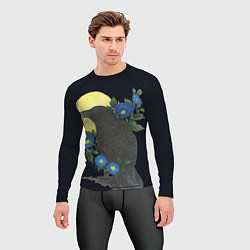Рашгард мужской Чёрный ворон на ветке среди синих цветов под луной, цвет: 3D-принт — фото 2
