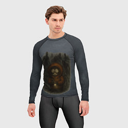 Рашгард мужской Испуганный Кенни с фонариком на фоне зомби, цвет: 3D-принт — фото 2