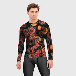 Рашгард мужской Красная лошадь с розами, цвет: 3D-принт — фото 2