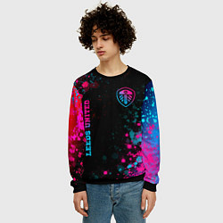 Свитшот мужской Leeds United - neon gradient: символ и надпись вер, цвет: 3D-черный — фото 2