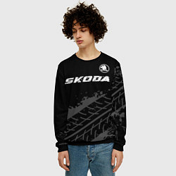 Свитшот мужской Skoda speed на темном фоне со следами шин: символ, цвет: 3D-черный — фото 2