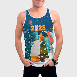Майка-безрукавка мужская Большой заяц наряжает елку, цвет: 3D-белый — фото 2