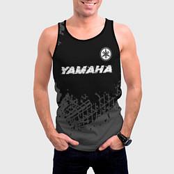 Майка-безрукавка мужская Yamaha speed на темном фоне со следами шин: символ, цвет: 3D-черный — фото 2
