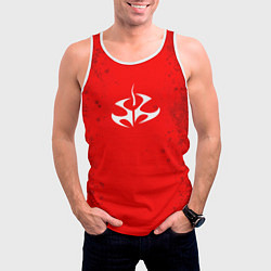 Майка-безрукавка мужская Белая эмблема hitman на красном, цвет: 3D-белый — фото 2