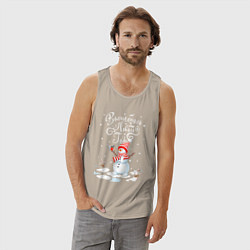 Майка мужская хлопок Новогодний снеговик, цвет: миндальный — фото 2