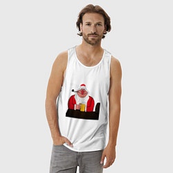 Майка мужская хлопок Дед мороз в баре, цвет: белый — фото 2