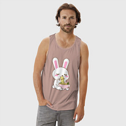 Майка мужская хлопок Зайчик ест лапшу, цвет: пыльно-розовый — фото 2
