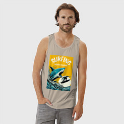 Майка мужская хлопок Акула и серфер - нейросеть, цвет: миндальный — фото 2