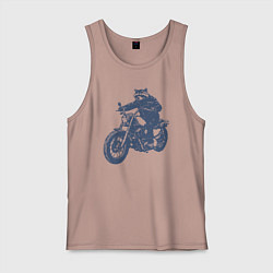 Майка мужская хлопок Енот байкер на мотоцикле на чоппере, цвет: пыльно-розовый