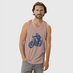 Майка мужская хлопок Енот байкер на мотоцикле на чоппере, цвет: пыльно-розовый — фото 2