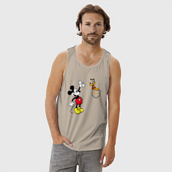 Майка мужская хлопок Микки Маус и Плуто, цвет: миндальный — фото 2