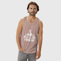 Майка мужская хлопок Арнольд - качай железо, цвет: пыльно-розовый — фото 2