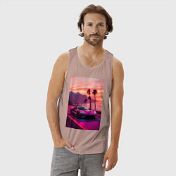Майка мужская хлопок Суперкар едет около океана, цвет: пыльно-розовый — фото 2