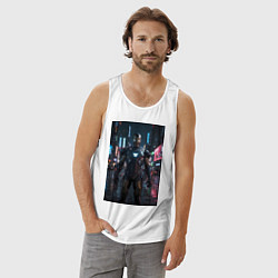 Майка мужская хлопок Железный человек посреди ночного города, цвет: белый — фото 2