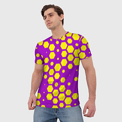 Футболка мужская Желтые соты на фиолетовом фоне, цвет: 3D-принт — фото 2