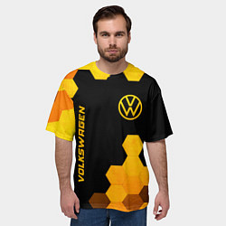 Футболка оверсайз мужская Volkswagen - gold gradient: символ и надпись верти, цвет: 3D-принт — фото 2