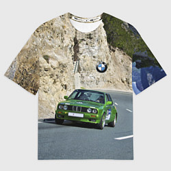 Мужская футболка оверсайз Зелёная бэха на горной дороге