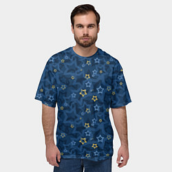 Футболка оверсайз мужская Желтые и синие звезды на синем фоне, цвет: 3D-принт — фото 2