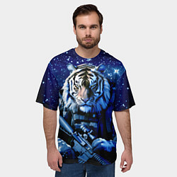 Футболка оверсайз мужская Тигр солдат снег и звезды, цвет: 3D-принт — фото 2