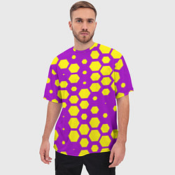 Футболка оверсайз мужская Желтые соты на фиолетовом фоне, цвет: 3D-принт — фото 2
