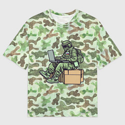 Мужская футболка оверсайз Русский солдат за ноутбуком