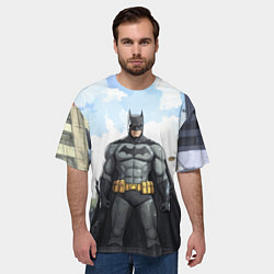 Футболка оверсайз мужская Бэтмен стоит на улице, цвет: 3D-принт — фото 2
