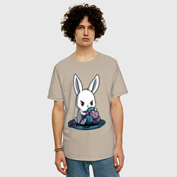Футболка оверсайз мужская Зайчонок обнял клубки The bunny hugged the balls, цвет: миндальный — фото 2