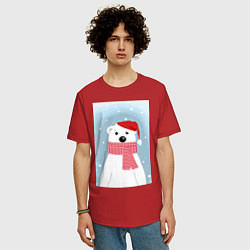 Футболка оверсайз мужская Мультяшный белый медведь в красной шапке с шарфом, цвет: красный — фото 2