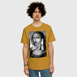 Футболка оверсайз мужская Мона Лиза с чупа чупсом - чёрно белая, цвет: горчичный — фото 2