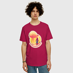 Футболка оверсайз мужская Барби смотрит на гриб - Барбигеймер, цвет: маджента — фото 2