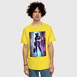 Футболка оверсайз мужская Крутая модная кисуля в ночном Бронксе - нейросеть, цвет: желтый — фото 2