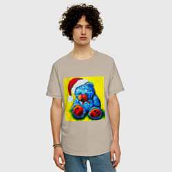 Футболка оверсайз мужская Плюшевый синий Санта мишка, цвет: миндальный — фото 2