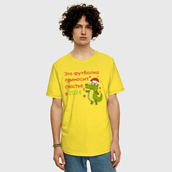 Футболка оверсайз мужская Эта футболка приносит счастье в 2024, цвет: желтый — фото 2