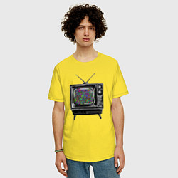 Футболка оверсайз мужская Старый телевизор цветной шум, цвет: желтый — фото 2