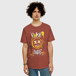 Футболка оверсайз мужская Фальшивая улыбка, цвет: кирпичный — фото 2