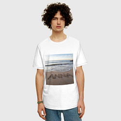 Футболка оверсайз мужская Имя Анна на песке, цвет: белый — фото 2