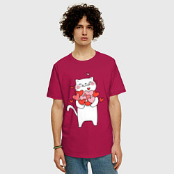 Футболка оверсайз мужская Белый кот с охапкой сердец, цвет: маджента — фото 2