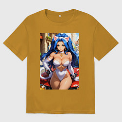 Мужская футболка оверсайз Фелиция сидит на капоте машины