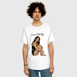 Футболка оверсайз мужская Lana Del Rey сидит обнимая колени, цвет: белый — фото 2